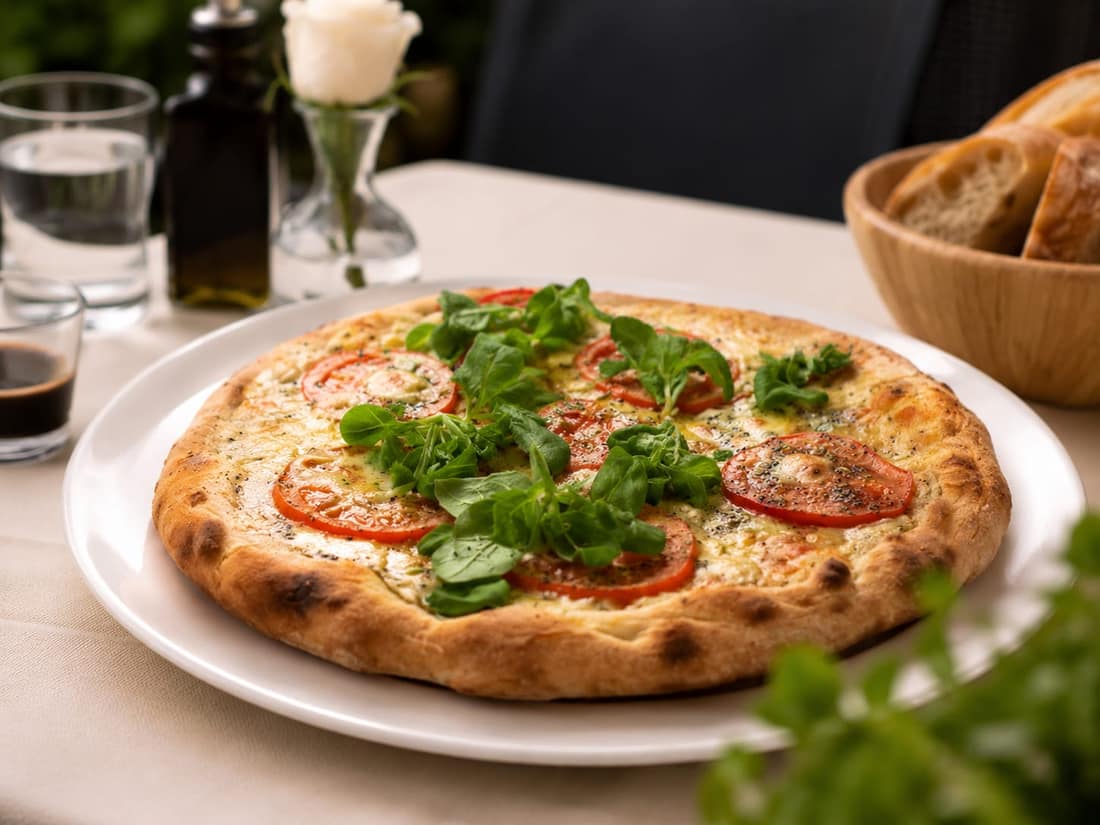 Pizza Caprese aus dem Ofen